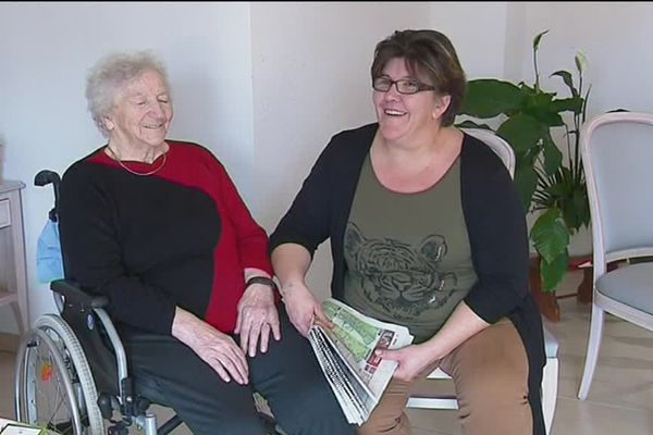 Une pensionnaire et une accueillante familiale à la maison d'accueil familial de Westhalten