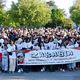 Sur leur t-shirt blanc, une image du jeune Zakaria, un apprenti qui allait fêter ses 16 ans dans quelques semaines. Il aurait tenté de s'interposer "sans violence" à une bagarre dans son quartier.