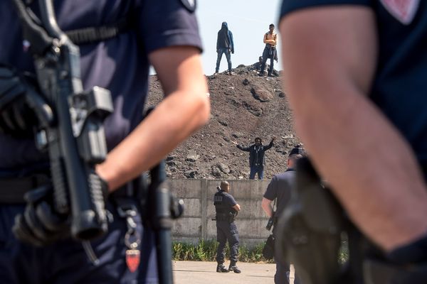 Face à face entre migrants et forces de l'ordre jeudi dernier près de l'autoroute A16