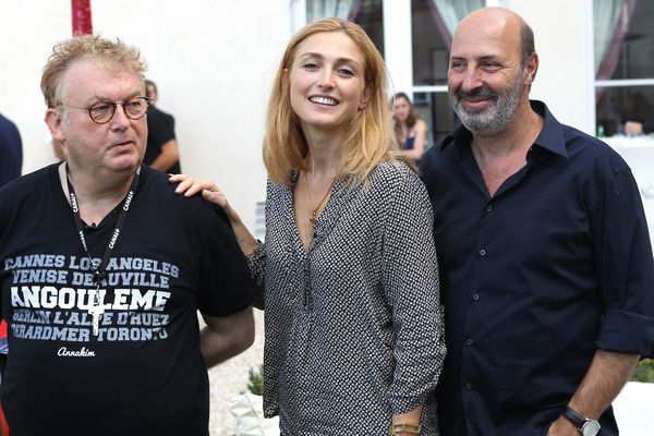 Julie Gayet entourée de Dominique Besnehard et Cédric Klapisch au festival du film d'Angoulême 2015.