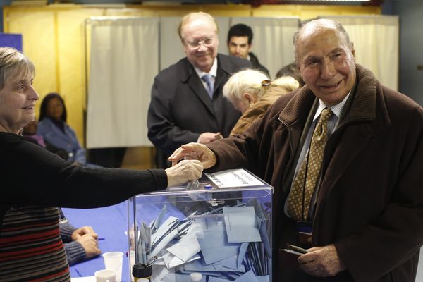 Serge Dassault et Jean-Pierre Bechter, actuel maire de Corbeil-Essonnes, pendant la campagne des municipales en 2014.