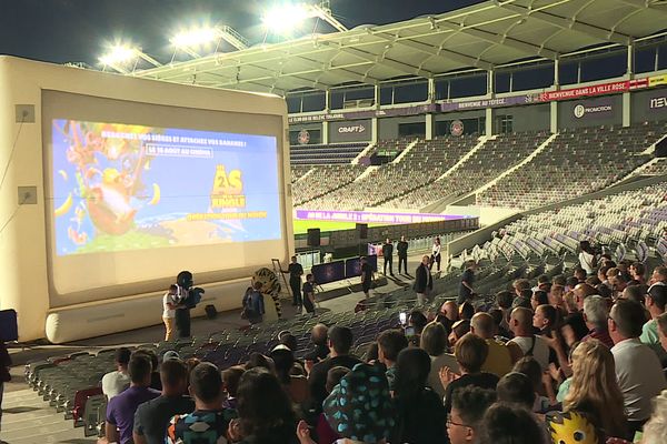 Selon les organisateurs, c'est la première fois qu'une avant-première se déroule dans un stade, en Europe.