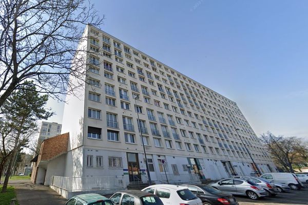 Les pompiers sont intervenus mardi 11 avril 2023 dans un appartement situé au sixième étage de cet immeuble d'Arras, dans le Pas-de-Calais.