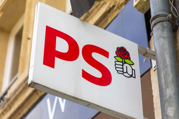 La mise en cause est une ancienne élue de Besançon. Elle a aussi été secrétaire nationale du PS en charge de la lutte contre les discriminations.