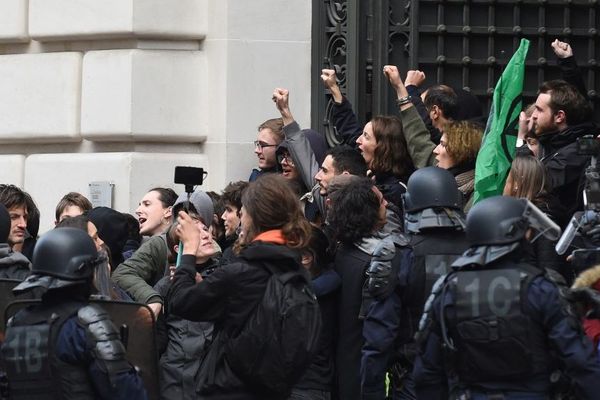 Des militants de Youth for Climate Paris devant le siège de BlackRock à Paris ce 10 février.