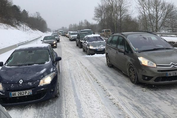 En raison des conditions de circulation difficile, les transports scolaires sont suspendus. 