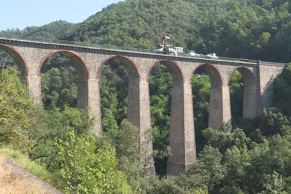 Le pont de Duzon, un ouvrage vieux de 150 ans, va bénéficier d'un important lifting. Le chantier a débuté le 6 septembre 2021 et devrait se terminer fin avril 2022.