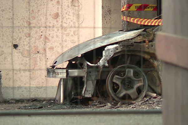 Sept voitures ont brûlé dans la cour intérieure d'un immeuble à Epinal (Vosges).