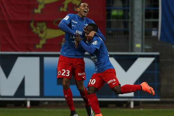 La joie de Saidi Ntibazonkiza, le buteur du match qui offre la victoire au Stade Malherbe