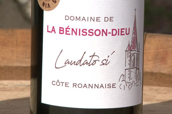 C'est un vin naturel de la Loire, issu d'un petit domaine nommé La Bénisson-Dieu (Côte Roannaise) qui sera utilisé lors de la messe papale à Marseille, le 23 septembre 2023. (à consommer avec modération)