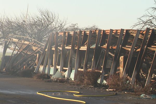 Le bâtiment de l'usine Hazemeyer de Gauchy, dans l'Aisne, le mercredi 5 janvier 2022 au lendemain de l'incendie.