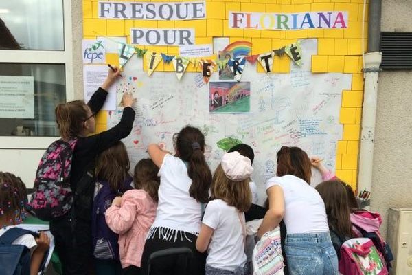 Mise en place lundi 22 mai, la fresque de l'école Paul-Bert de Clermont-Ferrand sera exposée place de Jaude, mercredi, à l'occasion d'un rassemblement contre l'expulsion de la petite Floriana, élève originaire du Kosovo.