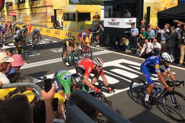 Fernando Gaviria en bleu, passe la ligne d'arrivée du Tour de France et remporte l'étape entre la Baule et Sarzeau