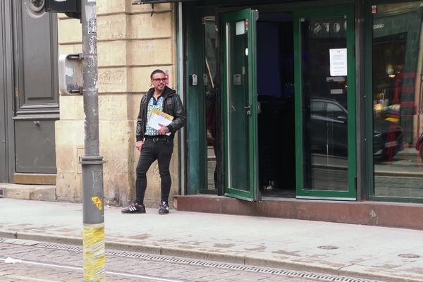 Julien Colonna a ouvert ce bar gay friendly en plein cœur de Bordeaux en 2016 sans se douter des attaques qu'il allait subir. Depuis un an, il a dû prendre des dispositions pour assurer sa sécurité et celle de la clientèle.