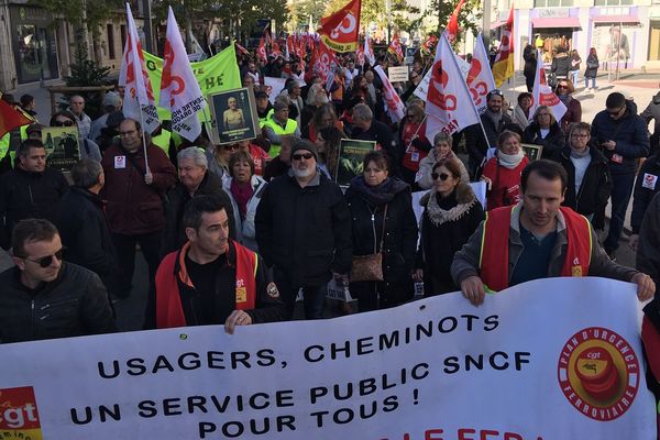 Les salariés défilent dans les rues de Draguignan ce mardi 10 décembre pour dire non à la réforme des retaites