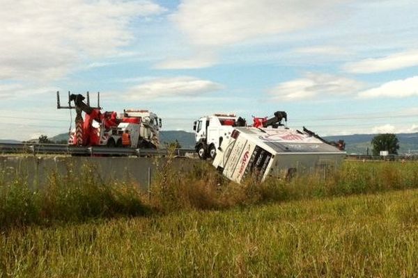 Deux jours après l'accident qui a coûté la vie à une adolescente et à sa mère, originaires de la Loire, le bus en cause a été relevé. Depuis samedi matin, il était couché en contrebas de l'A89. A hauteur de Malintrat.