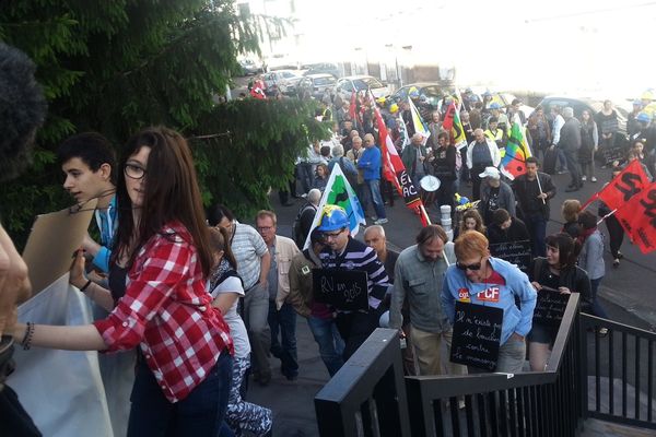 Après s'être rassemblés sur la place Delille de Clermont-Ferrand, les opposants aux fermetures des lycées de Romagnat et de Lapalisse ont rejoint l'espace public de la salle d'assemblée du Conseil Régional d'Auvergne.