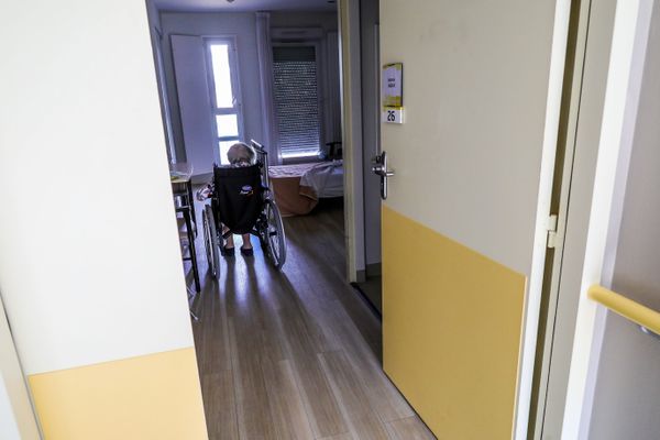 Suite au décès d'une pensionnaire d'un Ehpad à Villeneuve-lès-Avignon dans le Gard, le parquet de Nîmes annonce l'ouverture d'une enquête judiciaire pour déterminer les circonstances du décès de la femme de 94 ans. Elle pourrait avoir subi des violences de la part d'un autre pensionnaire.