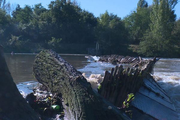 Le barrage à aiguilles de Chisseaux menace de rompre à cause du trop fort débit du Cher.