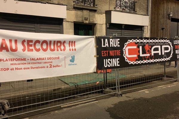 Les manifestants dénoncent leurs conditions de travail et la baisse des tarifications des livraisons.