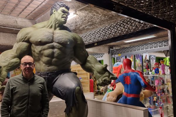Cette figurine géante d'Hulk a été prêtée au musée.