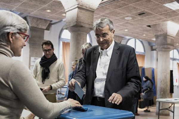 JJ Queyranne ,hier,dans son bureau de vote 