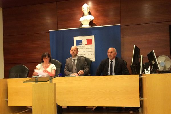 Conférence de presse au TGI de Poitiers. De g. à d. Emmanuelle Sabourault (vice-procureure de la République) François Thevenot (procureur de la République adjoint) Eric Dubuis (commissaire SRPJ de Poitiers).