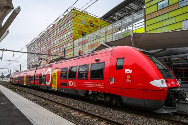 Plusieurs contrôleurs de la SNCF ont été agressés durant leur service dans deux TER et un TGV. La CGT réclame des effectifs supplémentaires.