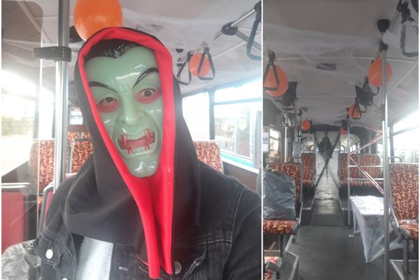 L'un des bénévoles de l'association, déguisé dans le bus aux couleurs de Halloween.