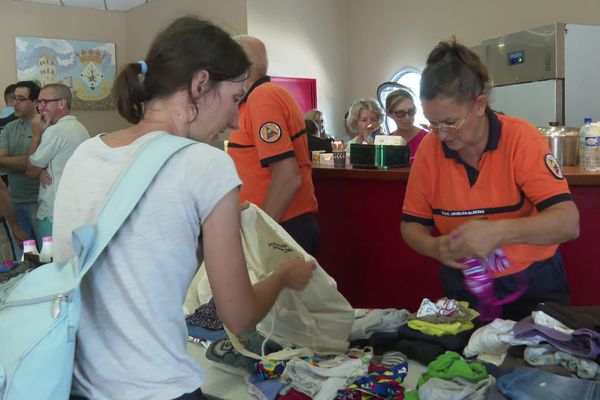 Les dons ont rapidement afflué à Argelès-sur-Mer pour venir en aide aux sinistrés de l'incendie de Saint-André, le lundi 14 août 2023, dans les Pyrénées-Orientales.