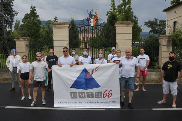 Les patrons de discothèques des Pyrénées-Orientales ont manifesté devant la mairie de Prades pour interpeller le maire de la ville et Premier ministre Jean Castex sur leur situation. 12/07/2020.