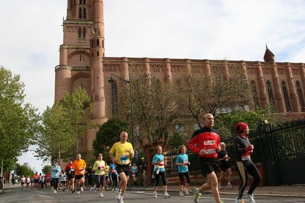 Le marathon d'Albi en 2012 devant la cathédrale Sainte-Cécile 