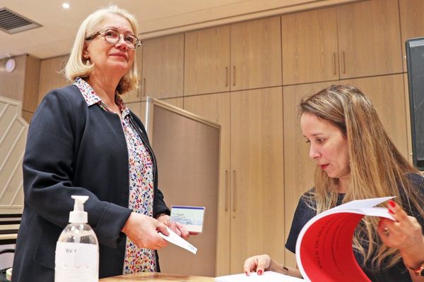 Michèle Lutz, maire de Mulhouse, lors du vote du premier tour des élections municipales, le 15 mars 2020