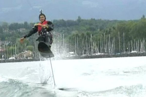 Ils sont quelques uns à pratiquer le sky ski sur le lac Léman