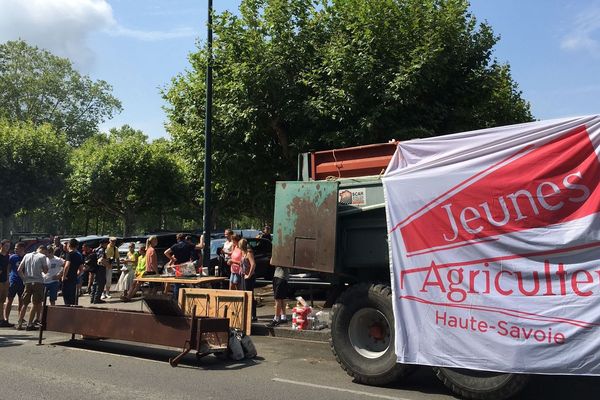 Une trentaine de Jeunes agriculteurs ont manifesté contre le CETA devant la préfecture de Haute-Savoie à Annecy.