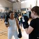 Amber, 7ans, et Alya, 9 ans, pratiquent la boxe à Marseille.