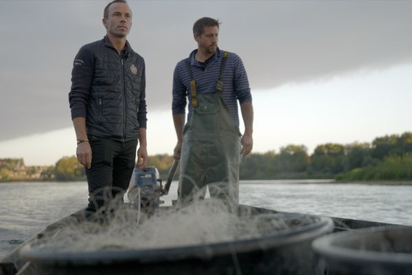 Christophe Hay sur un bateau de Loire en train de pêcher durablement avec Sylvain Arnoult.