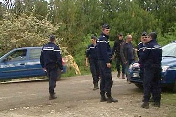 Laudun-l'Ardoise (Gard) - les forces de l'ordre bouclent le site de la rave party où des heurts ont éclaté samedi soir - 26 avril 2015.