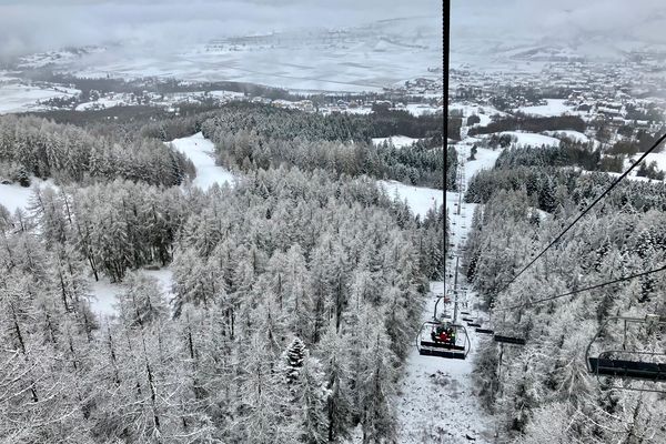 Le soleil n'est pas de la partie ce samedi 14 décembre à Ancelle dans les Hautes-Alpes, mais la neige, oui et c'est ce que sont venus chercher les premiers skieurs à l'ouverture annule du domaine.