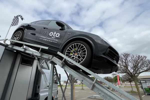 Démonstration de 4x4 sur le parking d'un hypermarché à Strasbourg