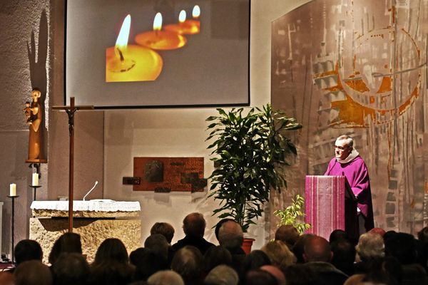 MESSE CELEBREE PAR LE CURE DE LA PAROISSE DE SAINTE FOY LES LYON, ERIC DE NATTES, EN L'EGLISE ST LUC POUR PRIER POUR LES VICTIMES DU PERES PRENAT