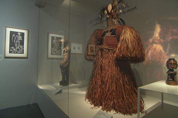 Le costume du Jipae de Papouasie-Nouvelle-Guinée, l'un des objets présentés à l'Abbaye de Daoulas à l'occasion de l'exposition "Mourir, quelle histoire !"