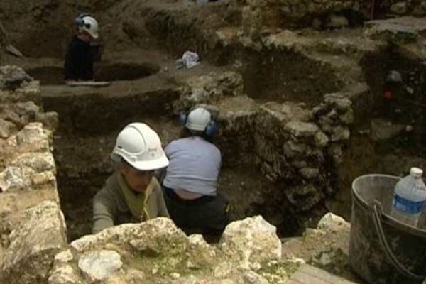 Quatorze personnes travaillent sur ce chantier de fouilles au coeur du centre médiéval d'Elbeuf