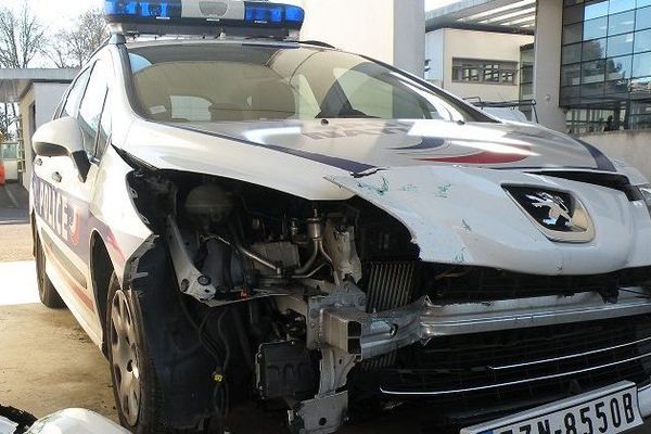 Voiture de police endommagée par des individus en fuite à Limoges, 27 novembre 2013 