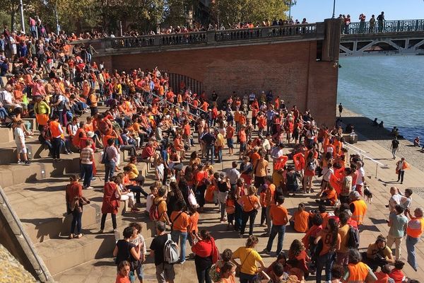 Les personnes se sont rassemblées aux bords de la Garonne et sur la place Saint Pierre à Toulouse