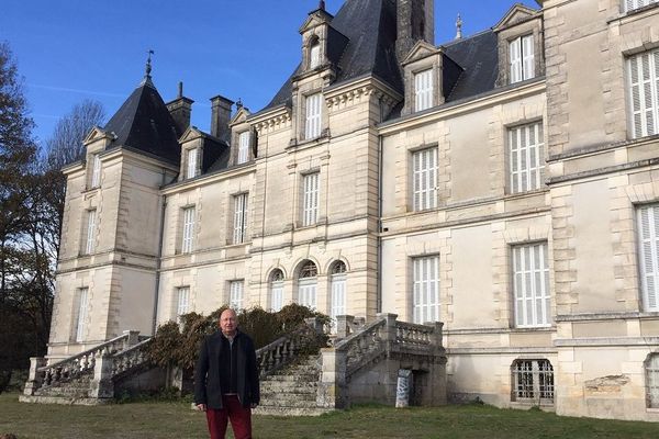 Didier Hodiamont et son projet "Melofolia" devant le château de Chauffaille à Coussac-Bonneval