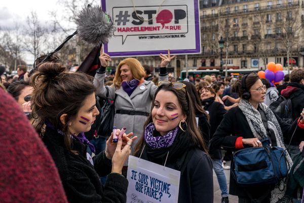 A l'occasion de la journée des droits des femmes, des manifestantes dénoncent le harcèlement de rue à Paris le 8 mars 2019. 