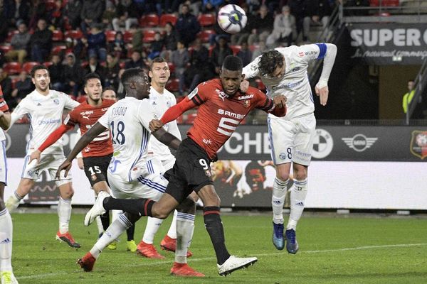 Jordan SIEBATCHEU, pour Rennes et Jonas MARTIN, capitaine de l'équipe de Strasbourg - 02/12/2018