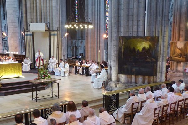 Messe chrismale présidée par Mgr Dominique Lebrun en la cathédrale Notre-Dame de Rouen (24 mars 2016).