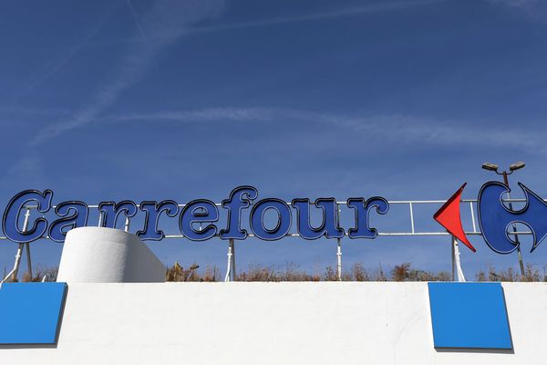 Les syndicats craignent un plan massif de licenciement, ce que la direction de Carrefour dément. Une annonce précise sera faite le 23 janvier prochain.